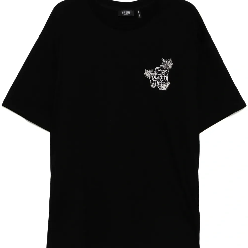 Футболка с вышитым логотипом