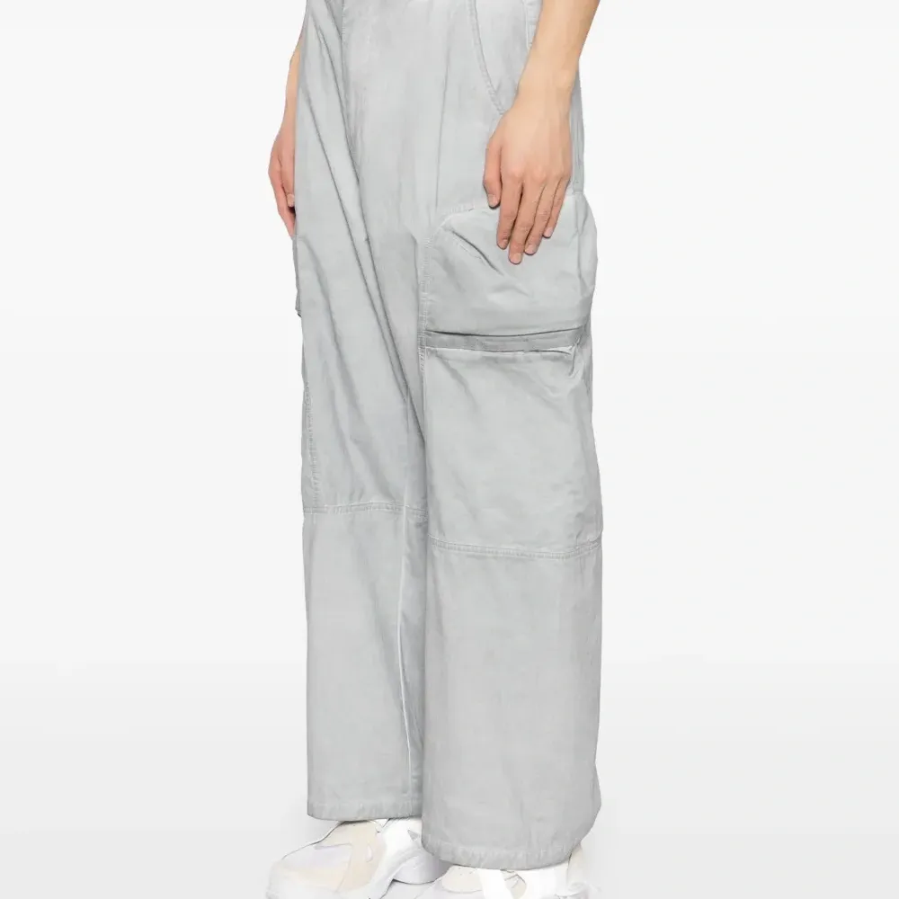 Брюки с вышитым логотипом