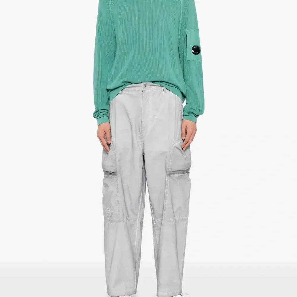 Брюки с вышитым логотипом