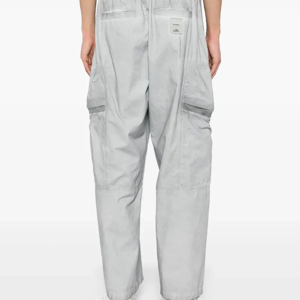 Брюки с вышитым логотипом