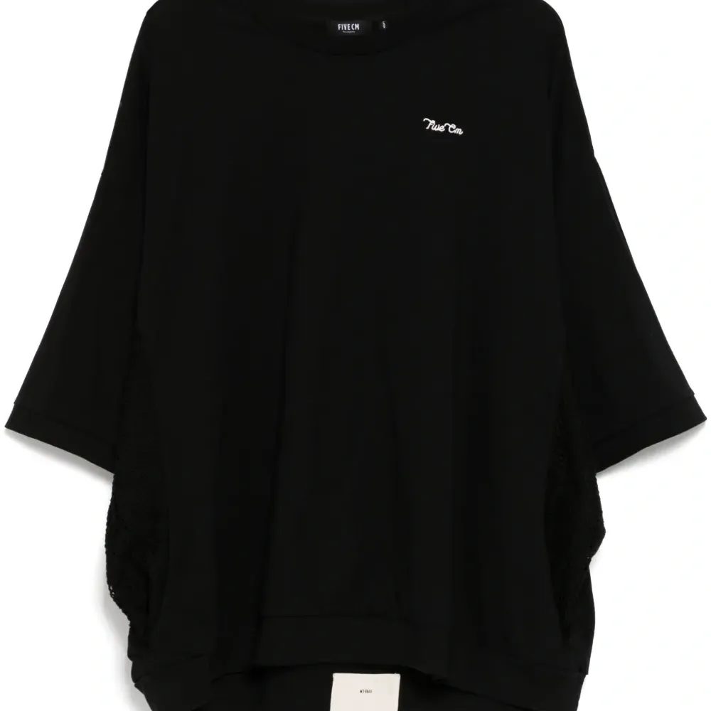 Футболка с вышитым логотипом