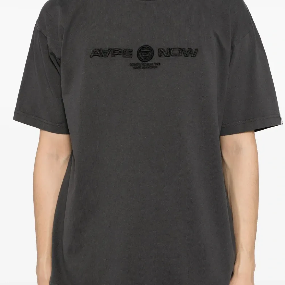 Футболка с вышитым логотипом