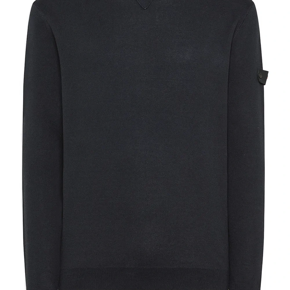 Свитер с круглым вырезом