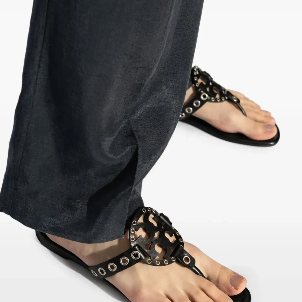 Сандалии с люверсами