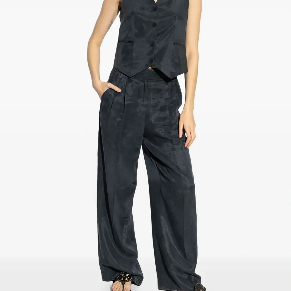 Сандалии с люверсами