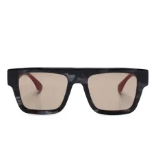 Солнцезащитные очки в квадратной оправе