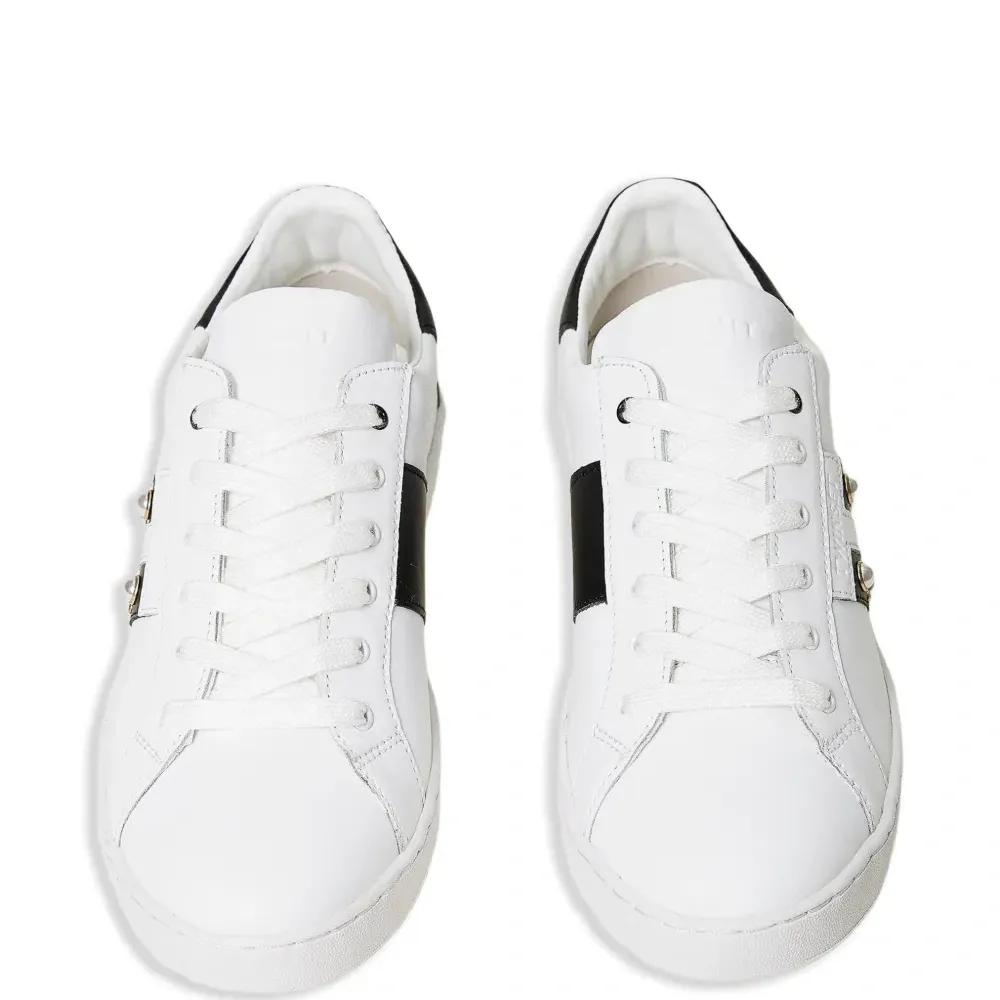 кроссовки с заклепками