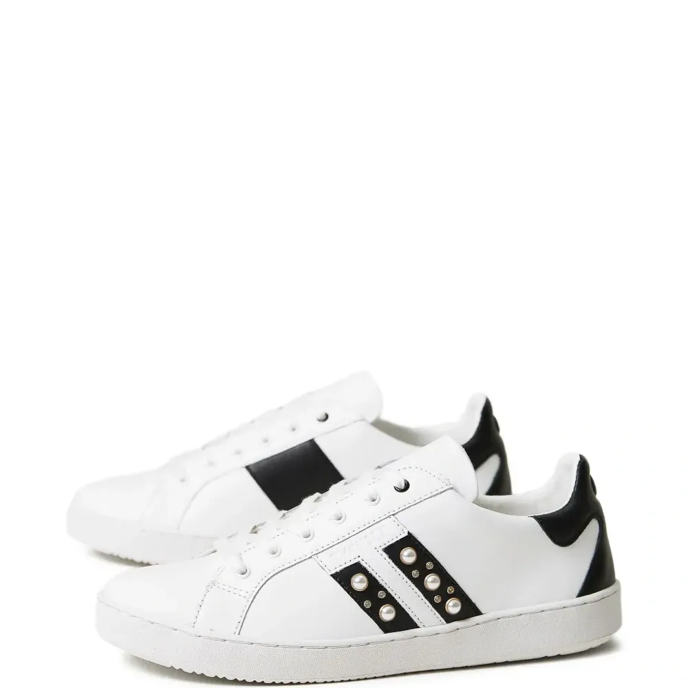 кроссовки с заклепками