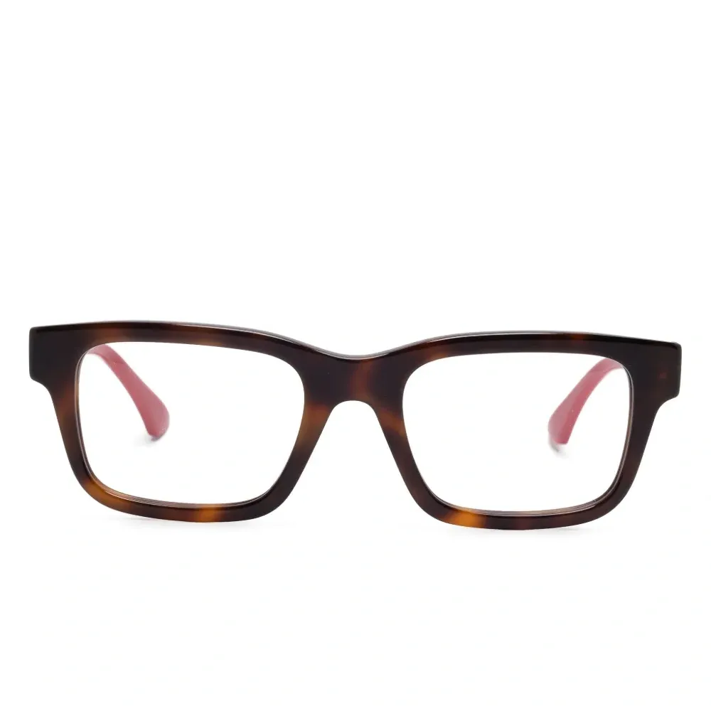 Очки в квадратной оправе