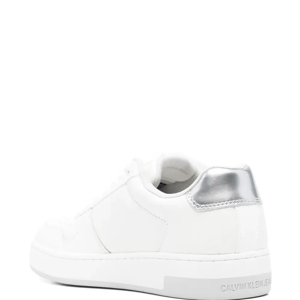 Кроссовки с тисненым логотипом