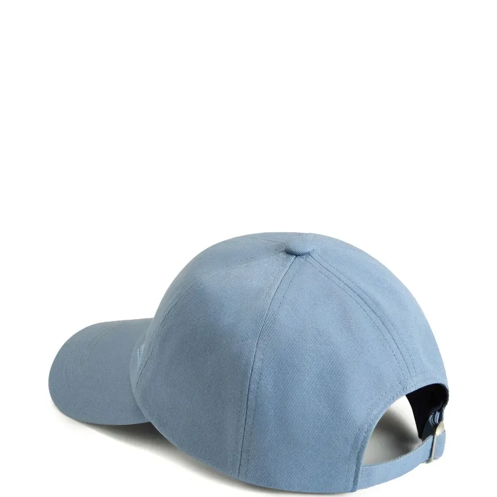 Бейсболка с вышитым логотипом