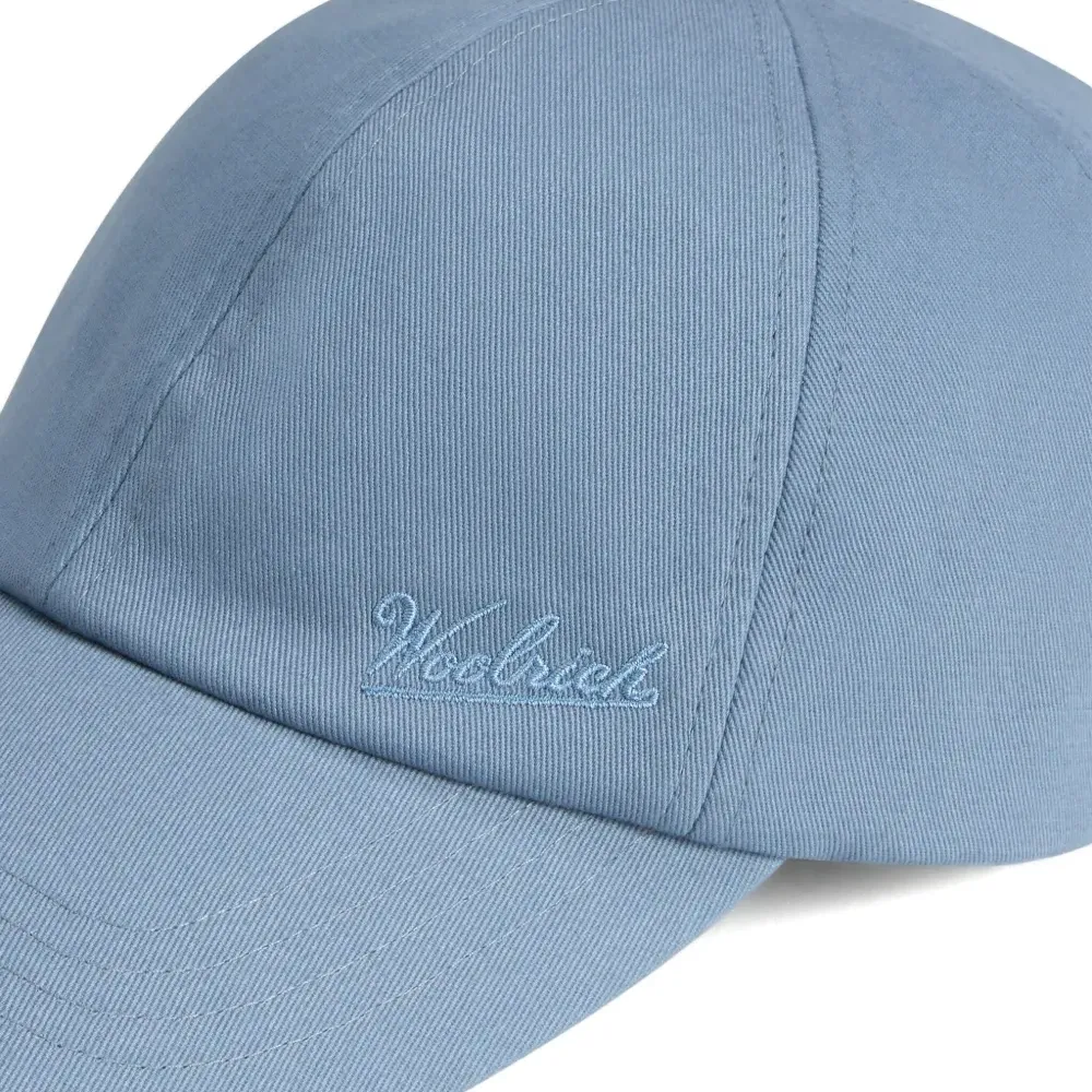 Бейсболка с вышитым логотипом