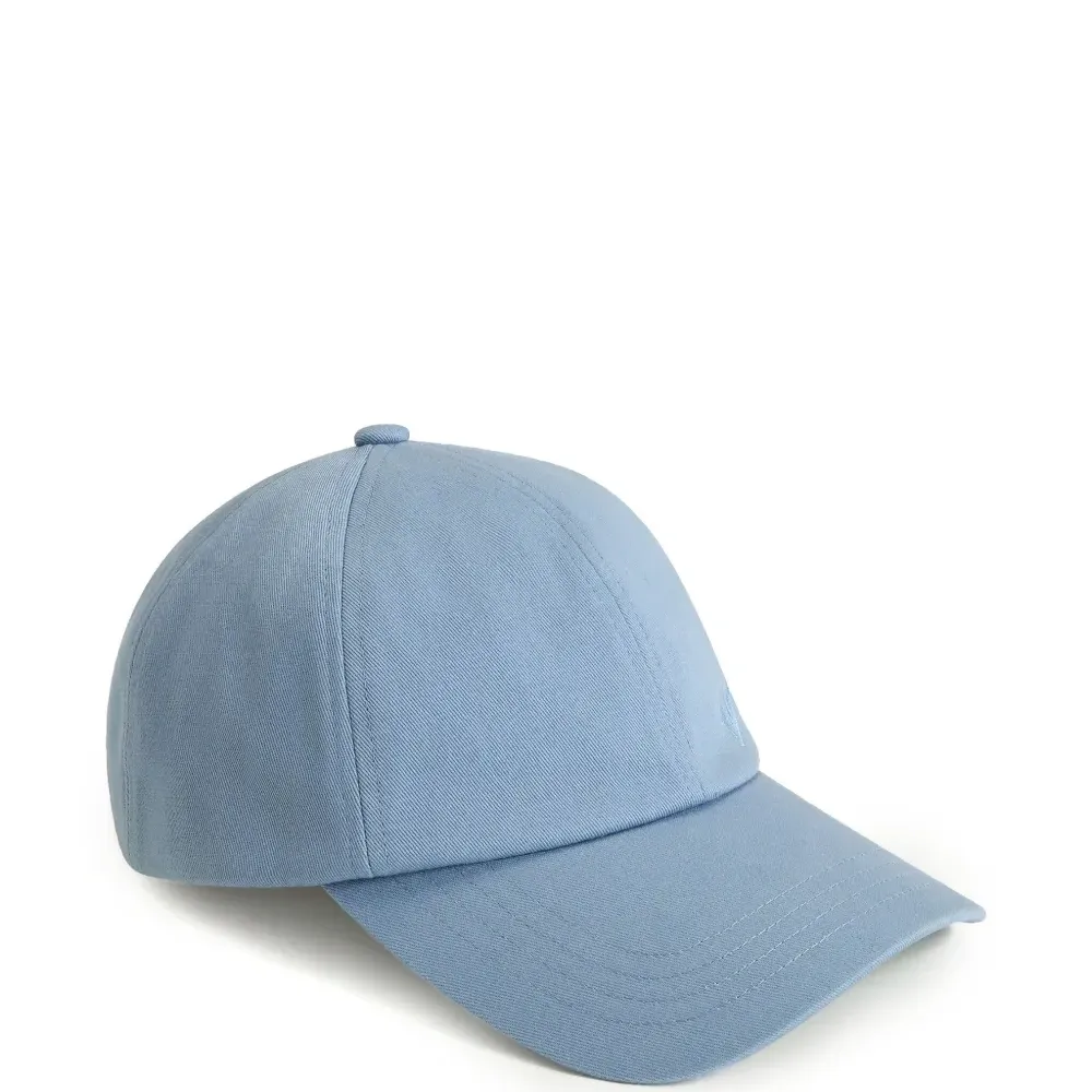 Бейсболка с вышитым логотипом