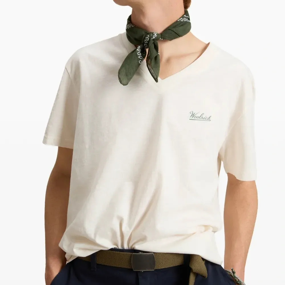 Футболка с V-образным вырезом