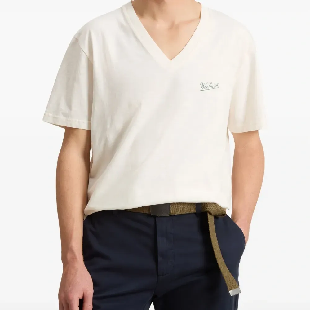 Футболка с V-образным вырезом