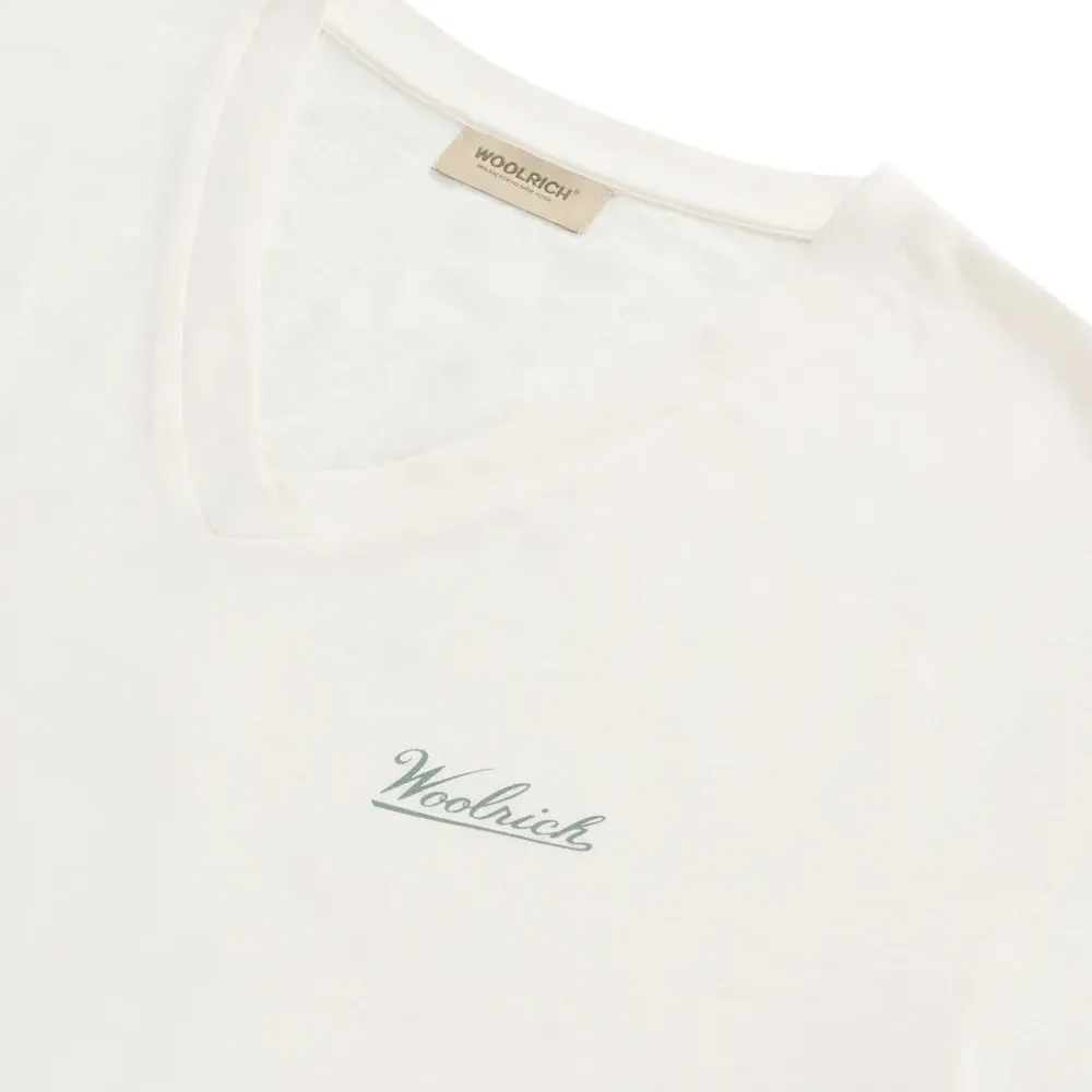 Футболка с V-образным вырезом