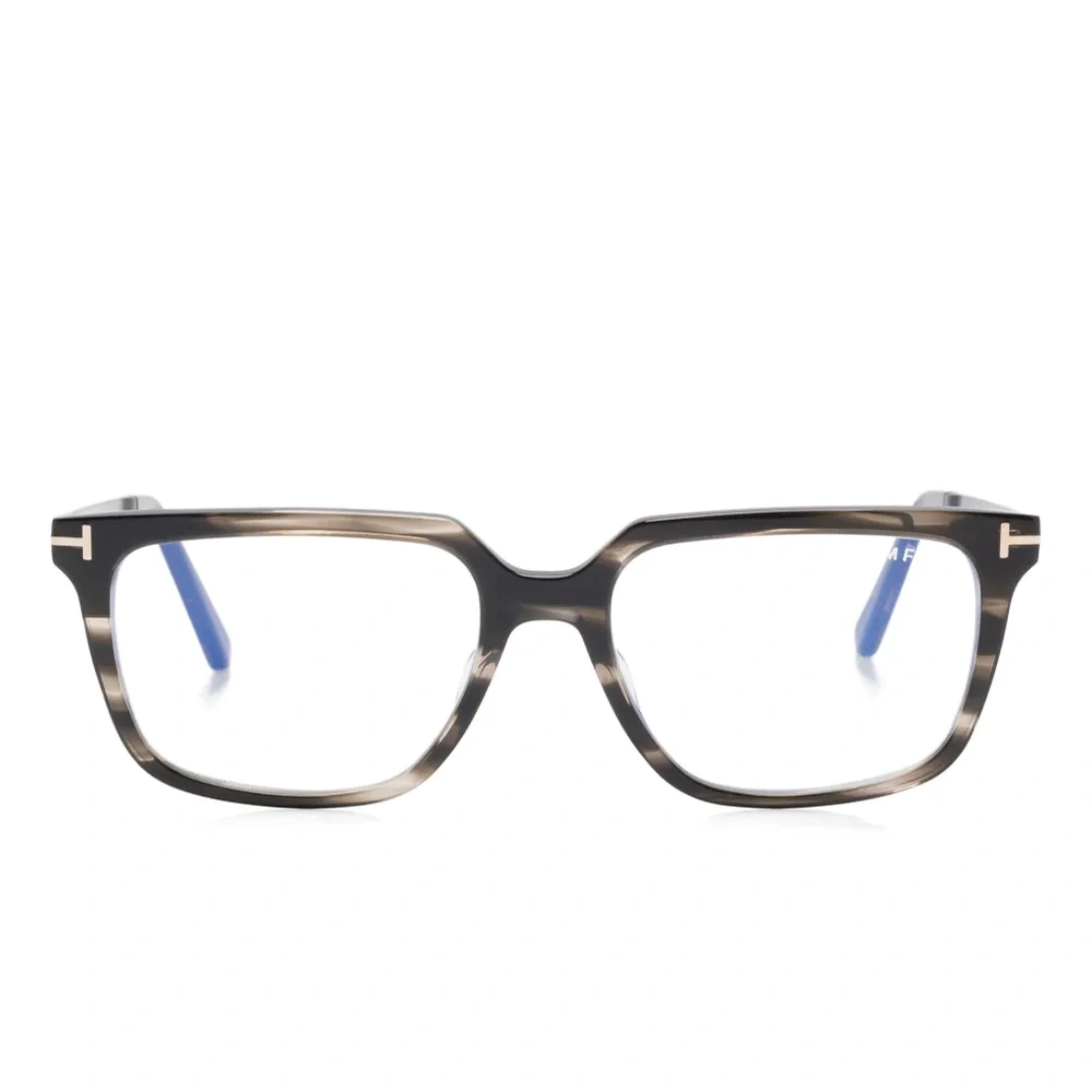 Очки в квадратной оправе