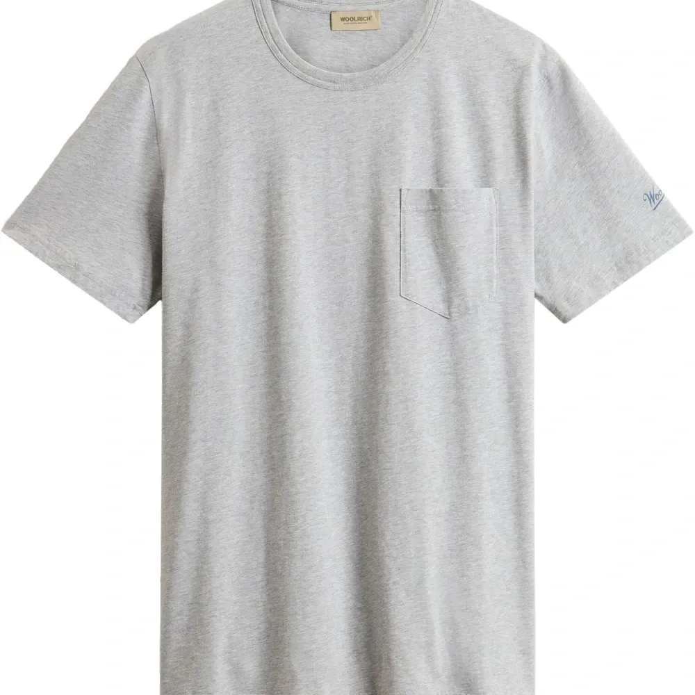 Футболка с карманом и логотипом