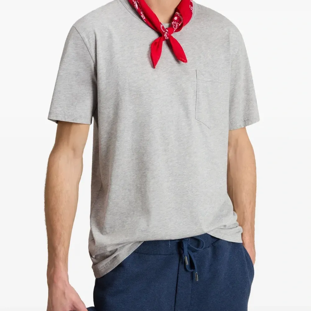 Футболка с карманом и логотипом