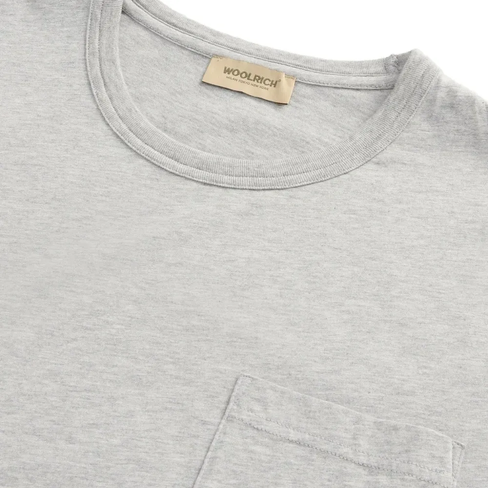 Футболка с карманом и логотипом