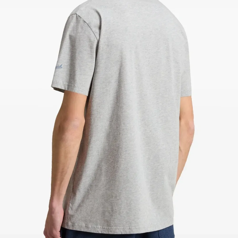 Футболка с карманом и логотипом