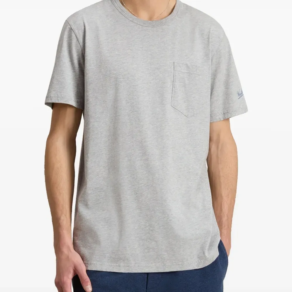 Футболка с карманом и логотипом