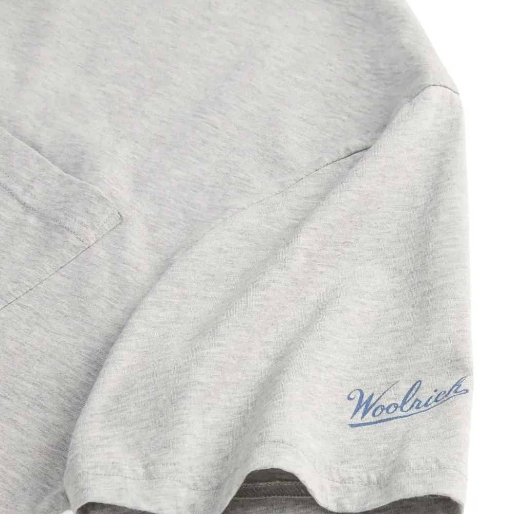 Футболка с карманом и логотипом