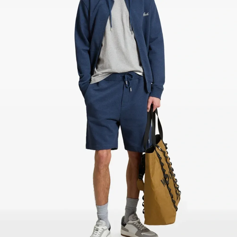 Футболка с карманом и логотипом