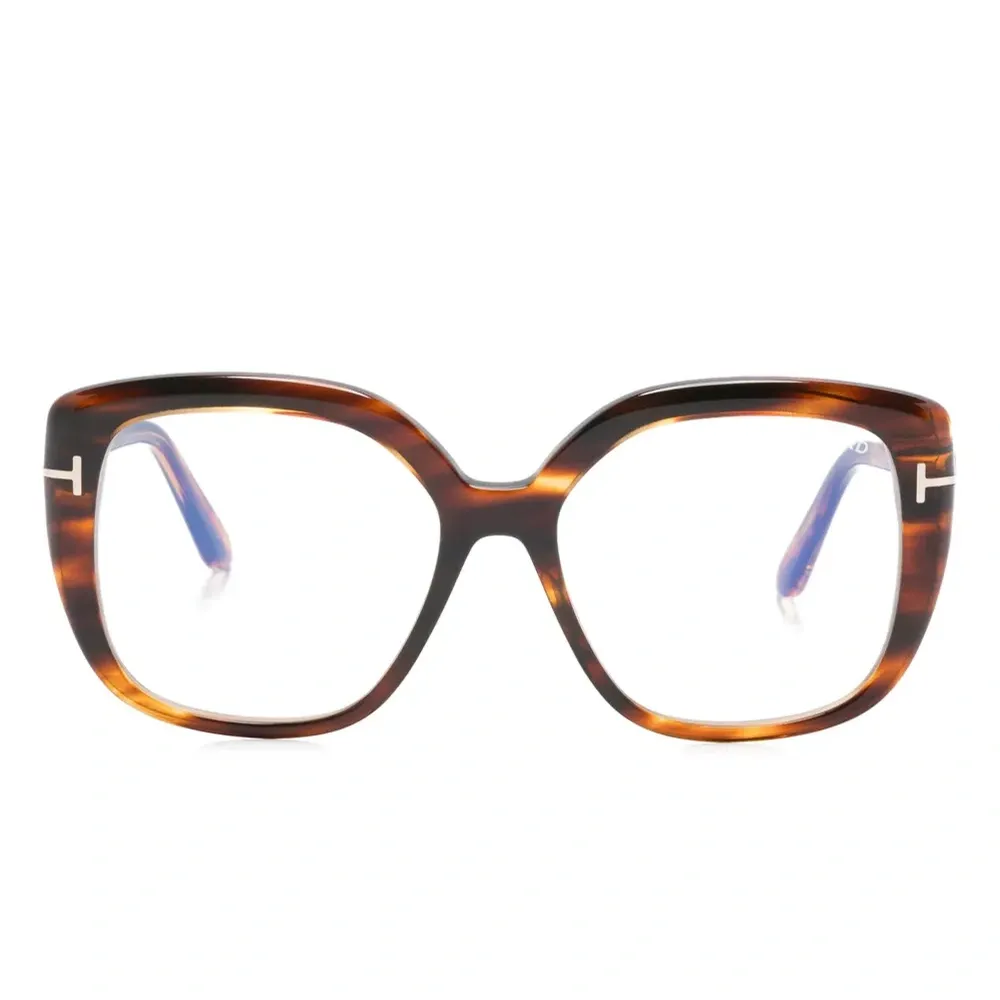 Очки в квадратной оправе