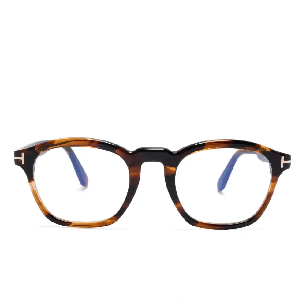 Очки в квадратной оправе