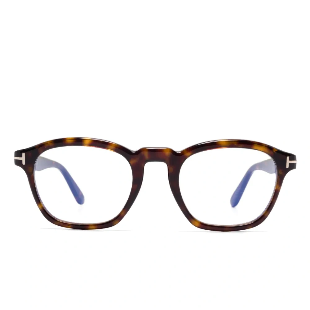 Очки в квадратной оправе