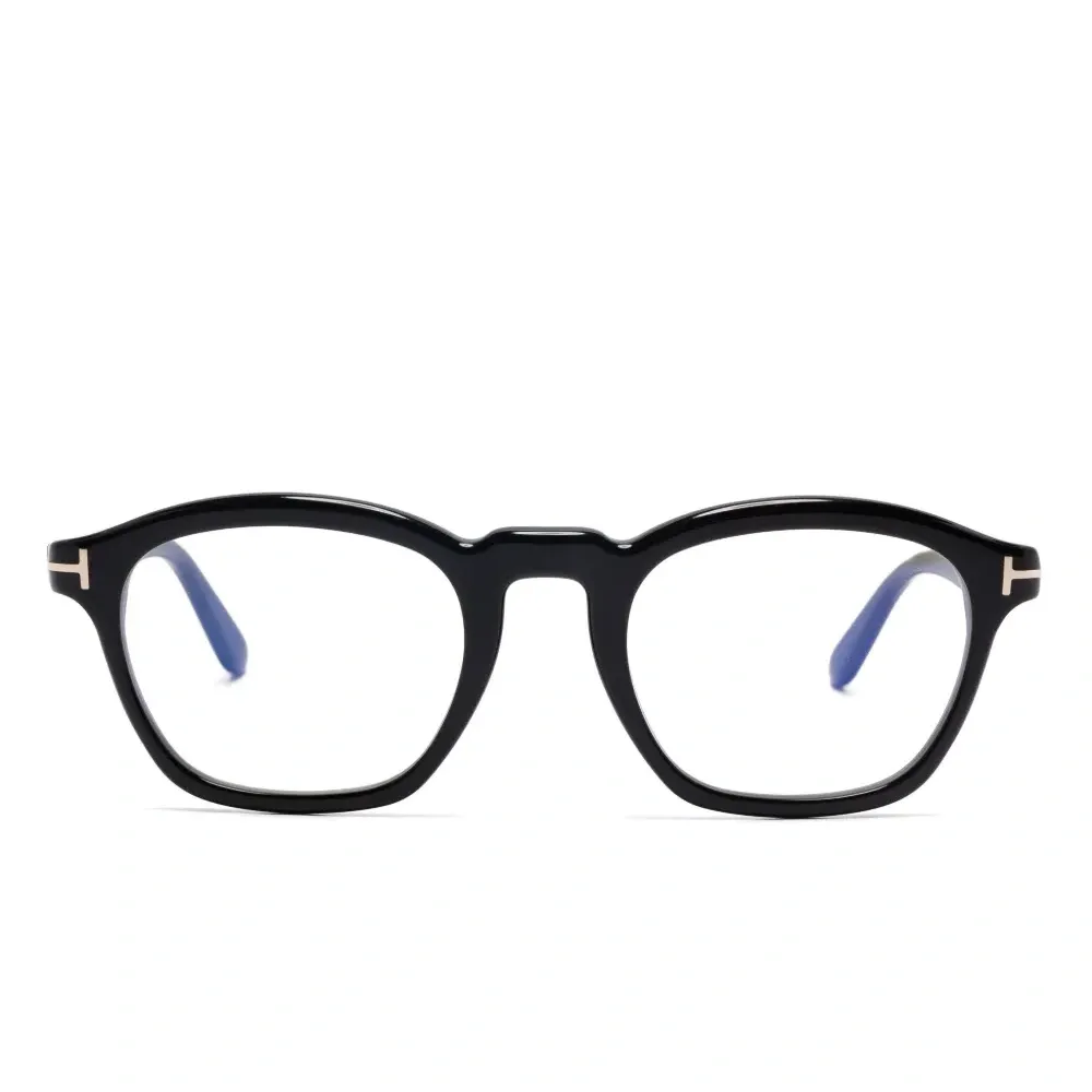 Очки в квадратной оправе