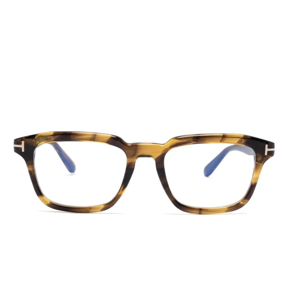 Очки в квадратной оправе