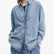 Джинсовая рубашка, украшенная кристаллами Джинсовая рубашка, украшенная кристаллами