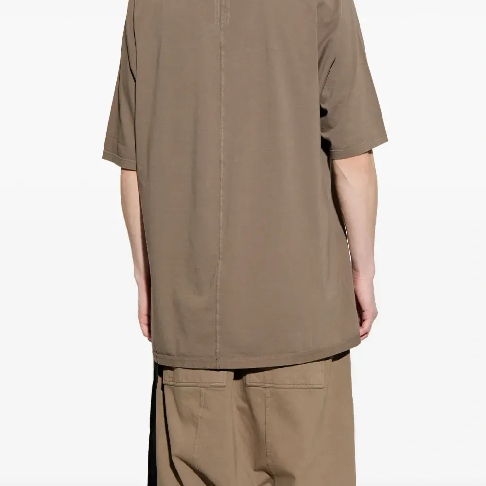 Футболка с декоративной строчкой