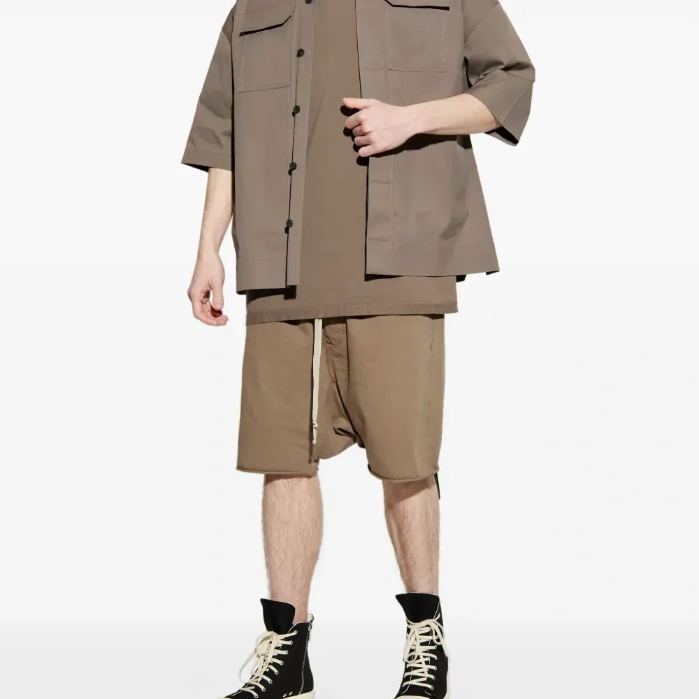 Футболка с декоративной строчкой