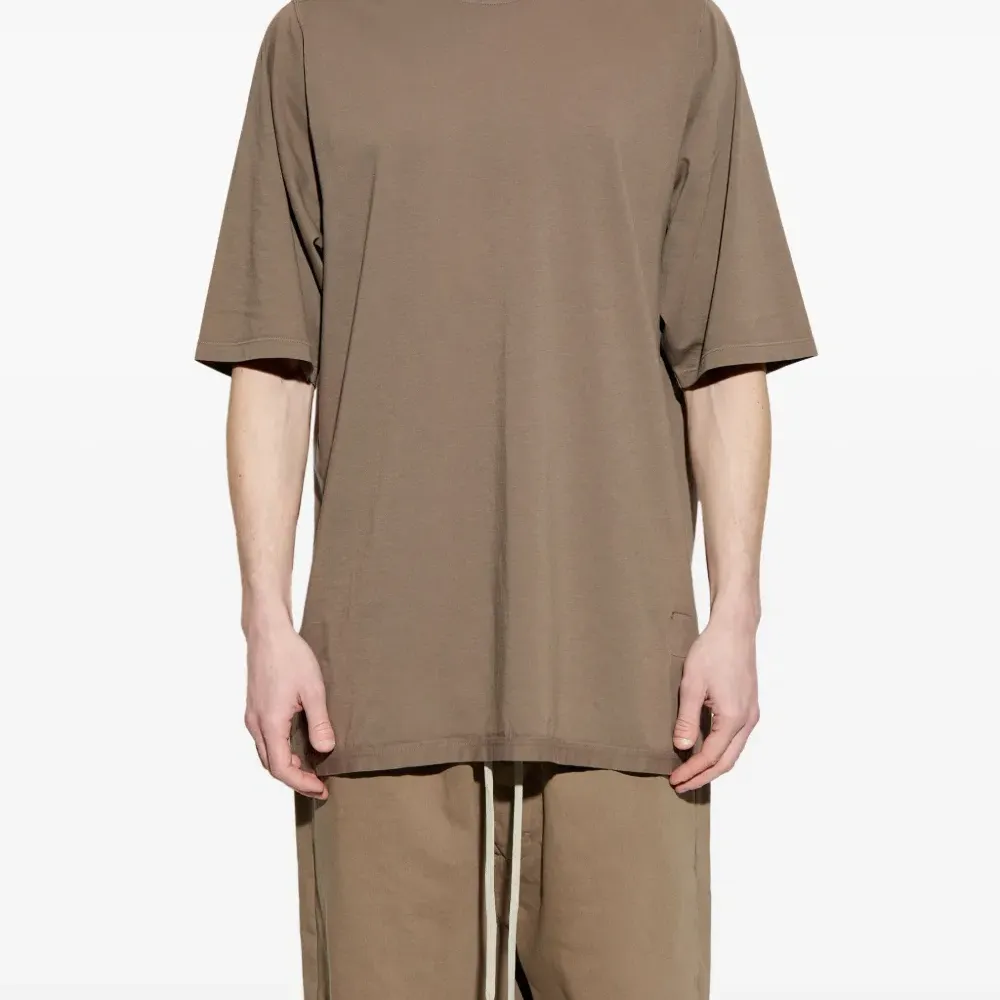 Футболка с декоративной строчкой