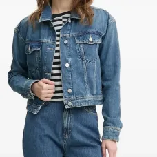 Джинсовая куртка на пуговицах