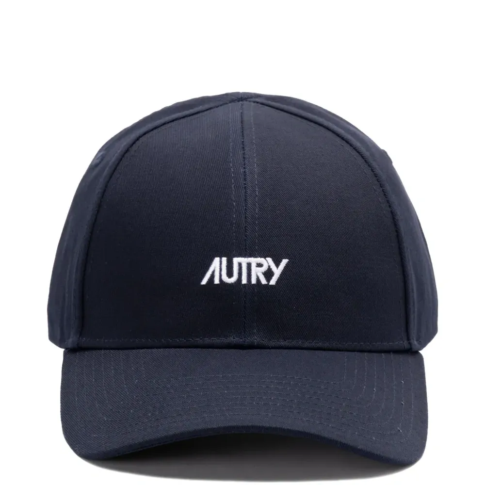 Кепка с вышитым логотипом