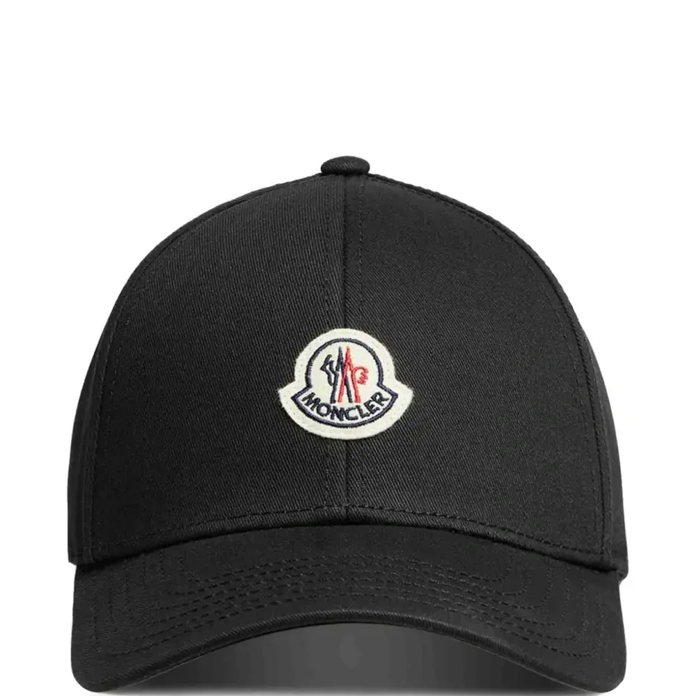 Бейсболка с нашивкой-логотипом