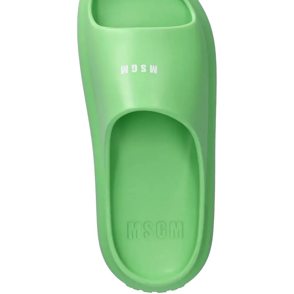 Шлепанцы с тисненым логотипом Шлепанцы с тисненым логотипом