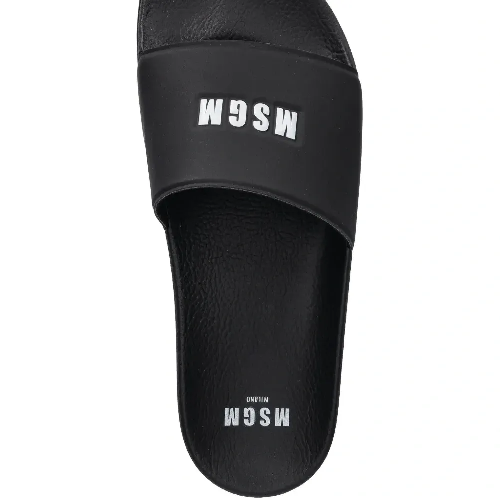 Шлепанцы с тисненым логотипом