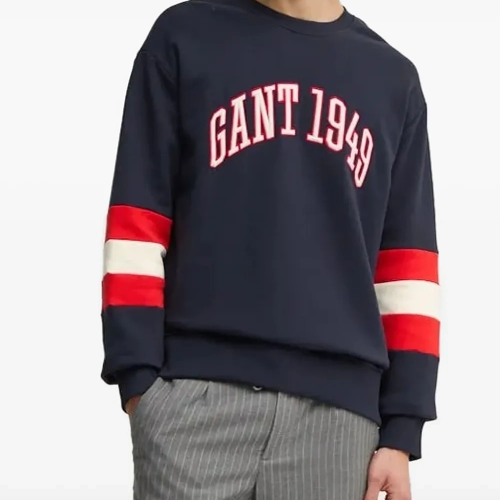 Толстовка с вышитым логотипом