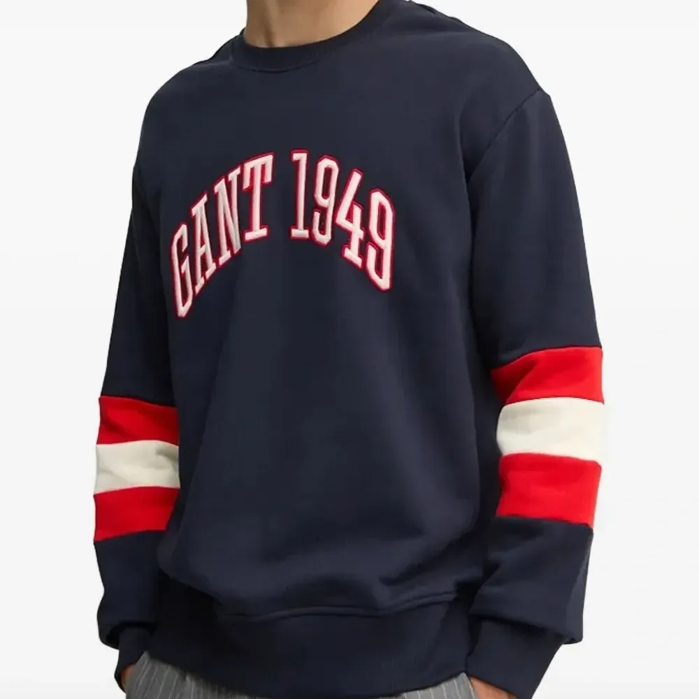 Толстовка с вышитым логотипом