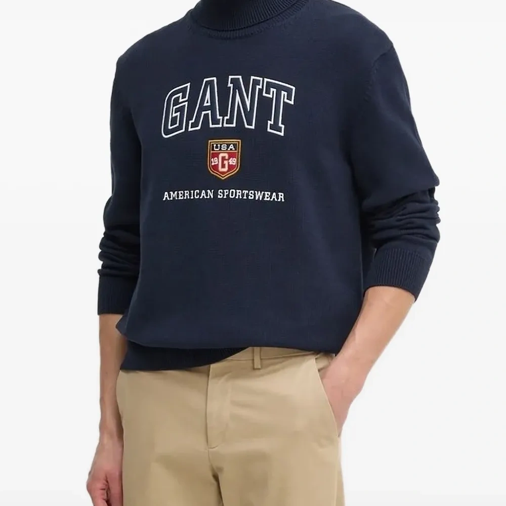 Свитер с высоким воротником и логотипом