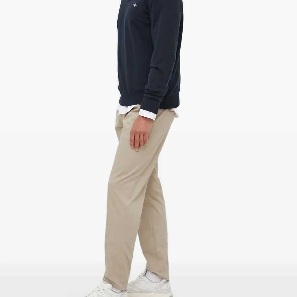 Свитер с V-образным вырезом и логотипом