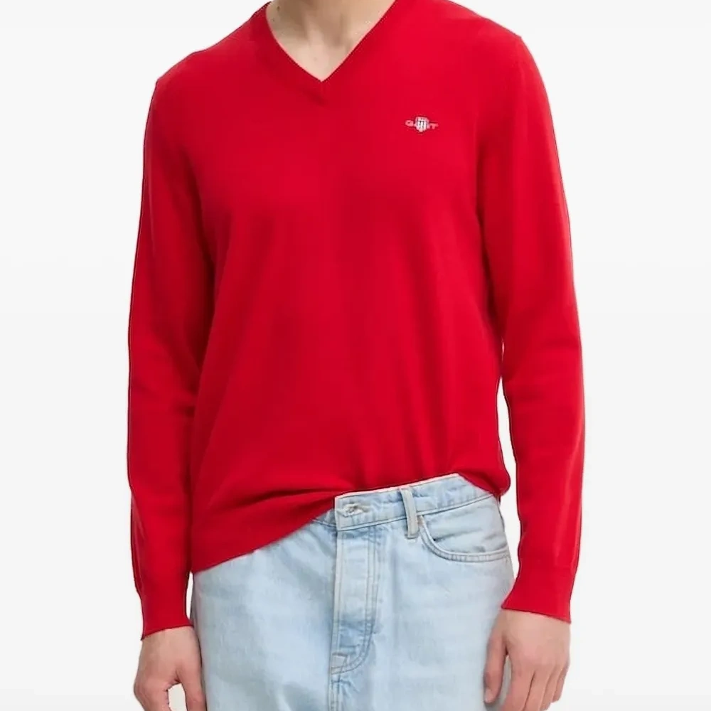 Свитер с V-образным вырезом и вышитым логотипом