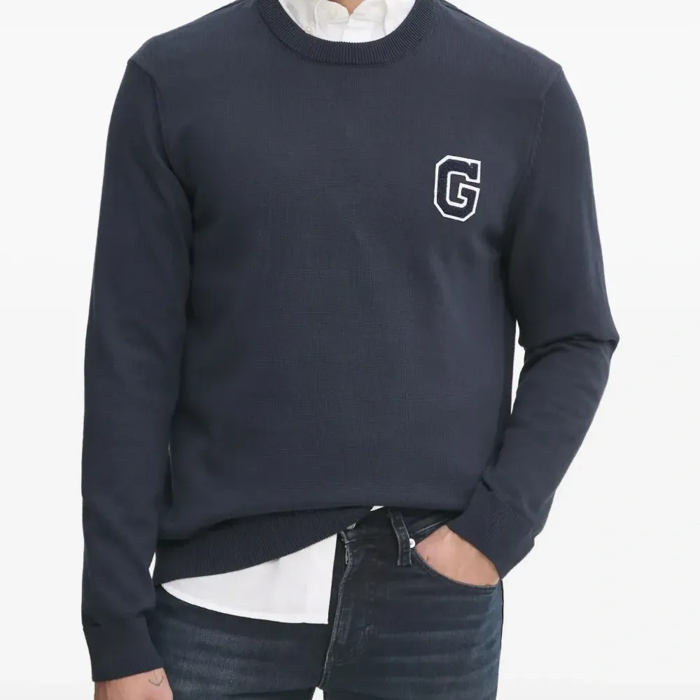 Свитер с круглым вырезом и нашивкой-логотипом