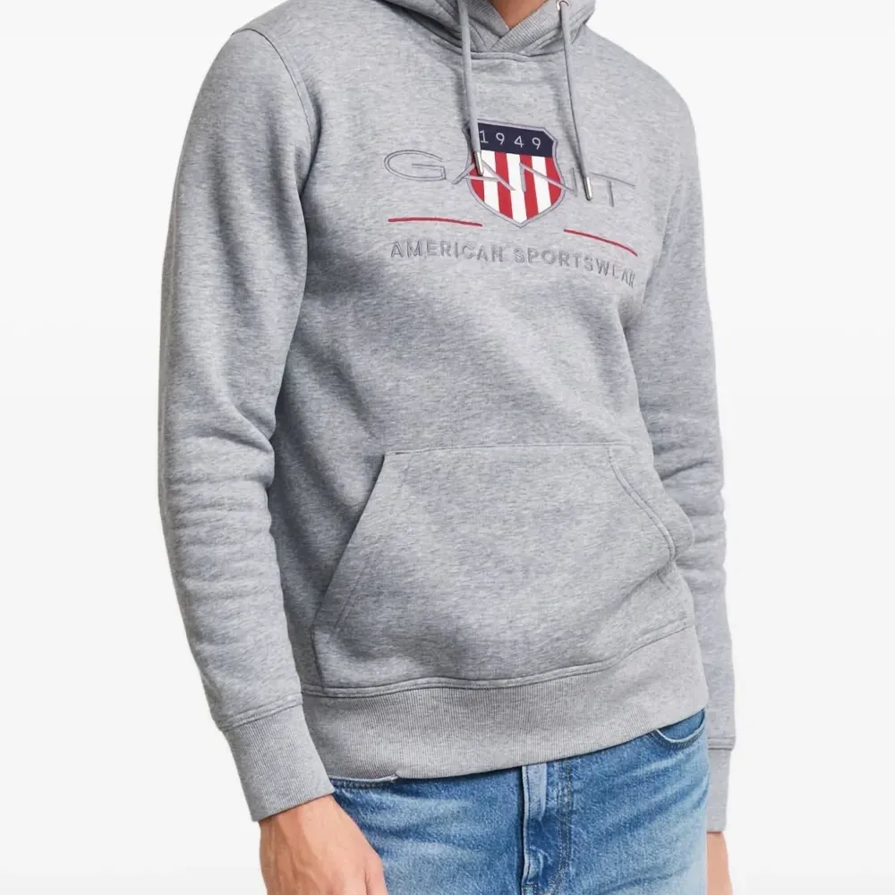 Худи с вышитым логотипом