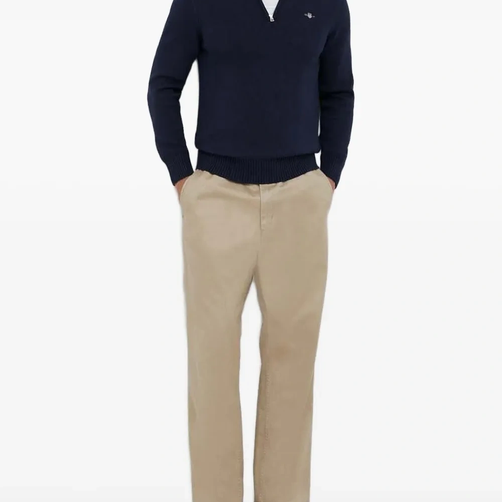 Свитер с вышитым логотипом